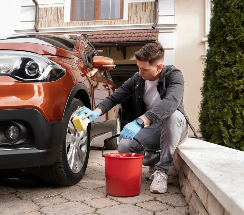 Lavage auto à domicile Montrichard Val de Cher : professionnel intervenant sur un véhicule